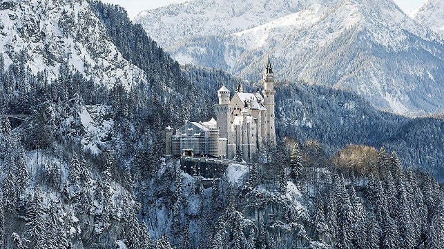 <p>For scaffolding and enclosure of the gateway building, the PERI UP Flex scaffold solution has been optimally adapted to suit the local site conditions and static requirements. For the first time in scaffolding, heatable roof tarpaulins ensure that the formation of snow loads are prevented.</p><br/>